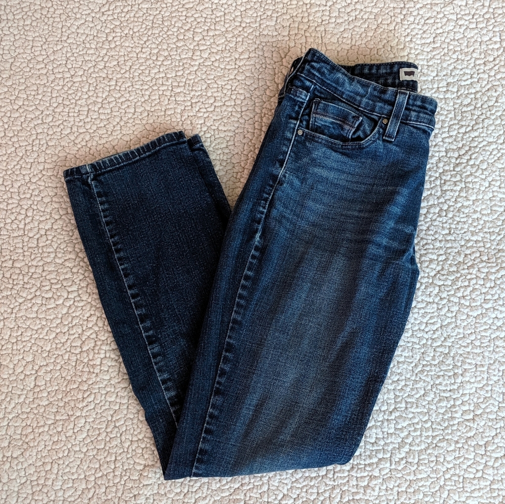 Levi's Mid Rise Skinny jeans (size 6 S/C)